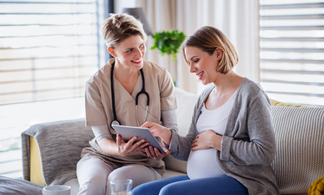 Doctor consulting pregnant patient